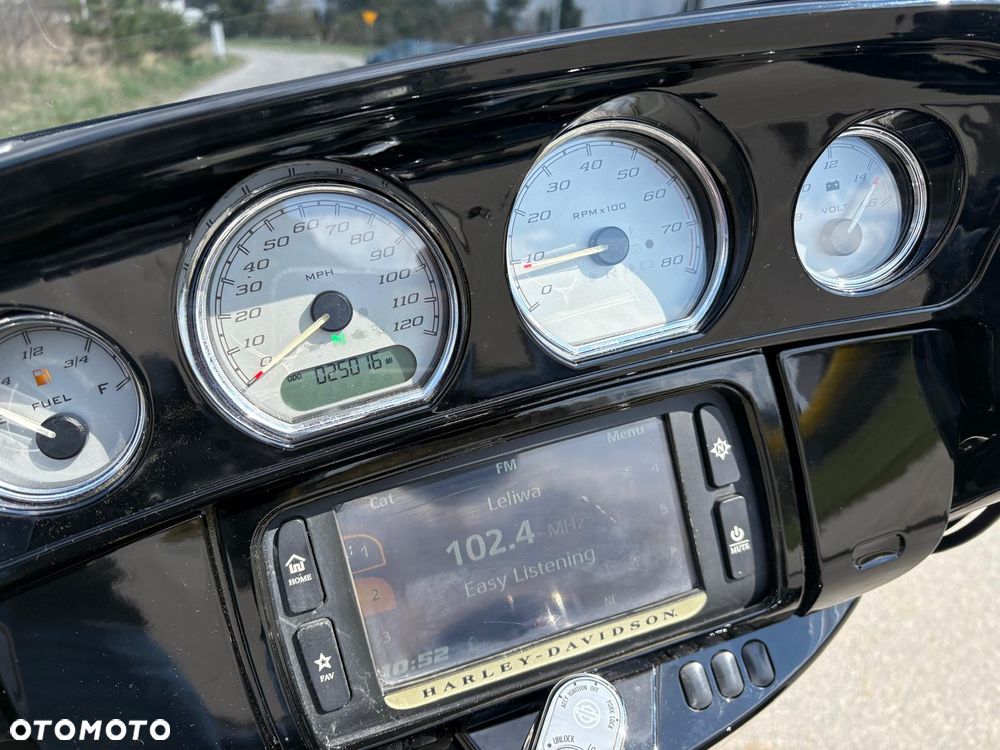 Harley-Davidson Touring Street Glide - 11