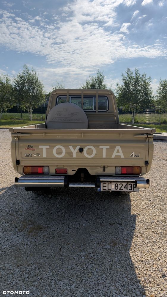 Toyota Land Cruiser - 4