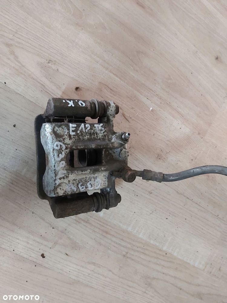 Toyota Corolla E12 zacisk tył jarzmo PRAWE 1,8 TS - 3