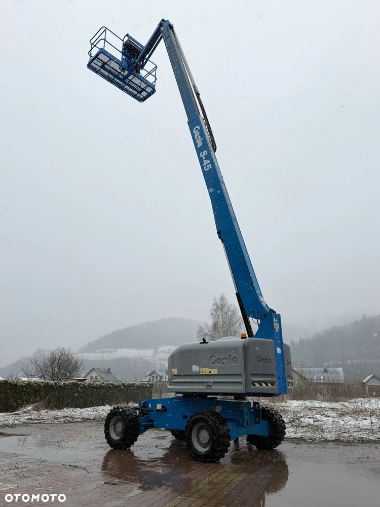 Genie S-45 Zwyżka Podnośnik Teleskopowy terenowy 4x4 wysokość 16 m Silnik DEUTZ. Maszyna jak Nowa z Urzędu Norweskiego Komuny! 2016 rok. Spalinowo- elektryczna Zadbana. Zero luzów wycieków! Okazja! 2 x Sterowanie maszyną góra i dół. Przetwornica gniazdo 220 volt. Poziomowanie oraz obrót kosza! OKAZJA. Aktualna Dekra Do 2027 roku !!! - 33