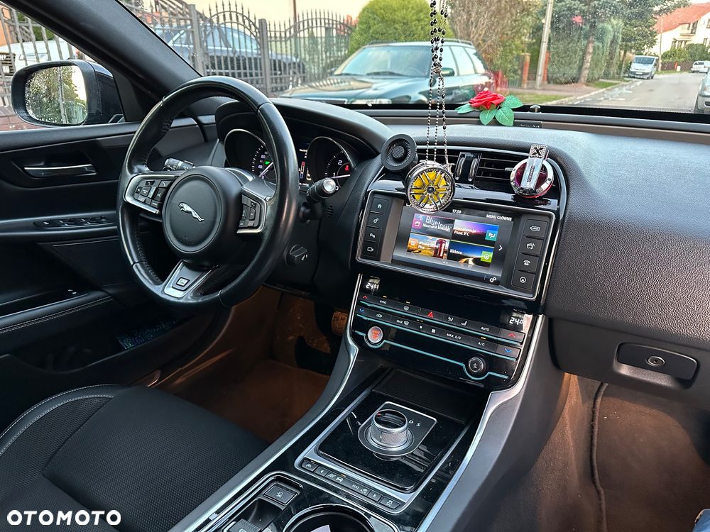 Jaguar XE 2.0 D R-Sport - 27