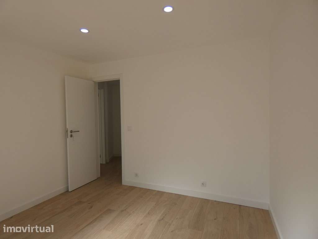 Apartamento T3, Av. General Humberto Delgado, junto estação. - Grande imagem: 3/47