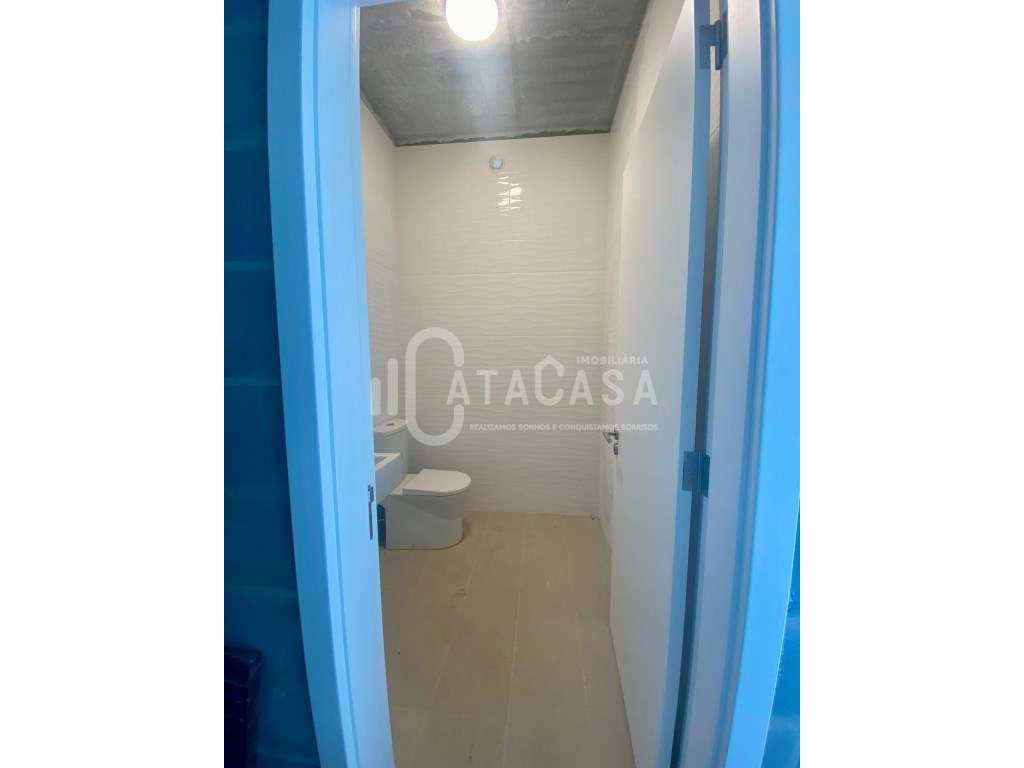 Armazém para arrendamento no centro da Vila de Aguada de Cima - Grande imagem: 3/9