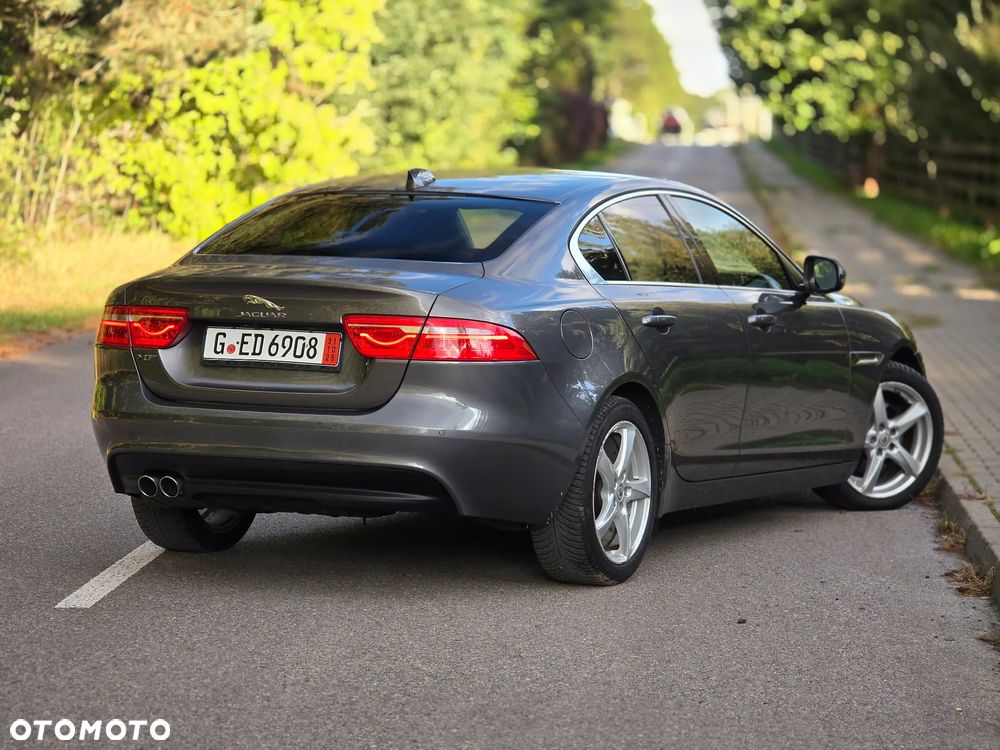 Jaguar XE 2.0 D Prestige - 4