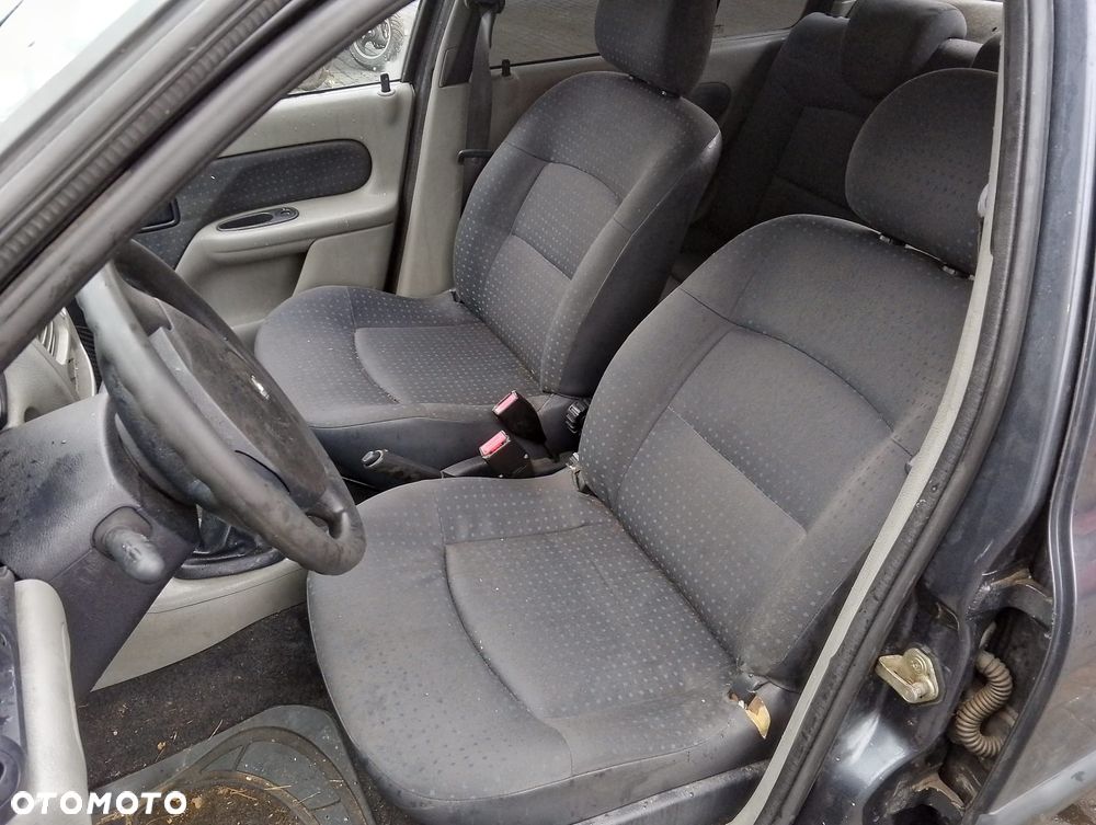 Renault Thalia (01-03r.) 1.5 DCI 65KM. Silnik K9K 700 Skrzynia JB3976 lakier TE866. Cały na części. GWARANCJA !!!  Przód Tył Zestaw Komplet Drzwi Klapa Zderzak Błotnik Maska Grill Atrapa Szyba Pas Lampa Lusterko Boczki Fotel Kanapa Kokpit Deska Rozdzielcza Przełącznik Włącznik Sterownik Przewody Wiązka Instalacja Moduł Komputer Czujnik Listwa Pompa Alternator Wtryski Głowica Rozrusznik Kompresor Sprzęgło Dwumas Silnik Skrzynia ABS Klimatyzacji Paliwa Wspomagania Kolektor Turbina Przepustnica Zawór Chłodnica Koło Hak Belka Sanki Zawieszenie Mcpherson Półoś Amortyzator Wydech Tłumik Zacisk Most - 8