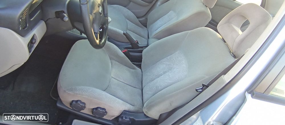 Nissan Almera 2.2 Di Luxury AC+ABS - 11