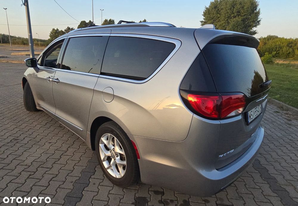 Chrysler Pacifica - 17
