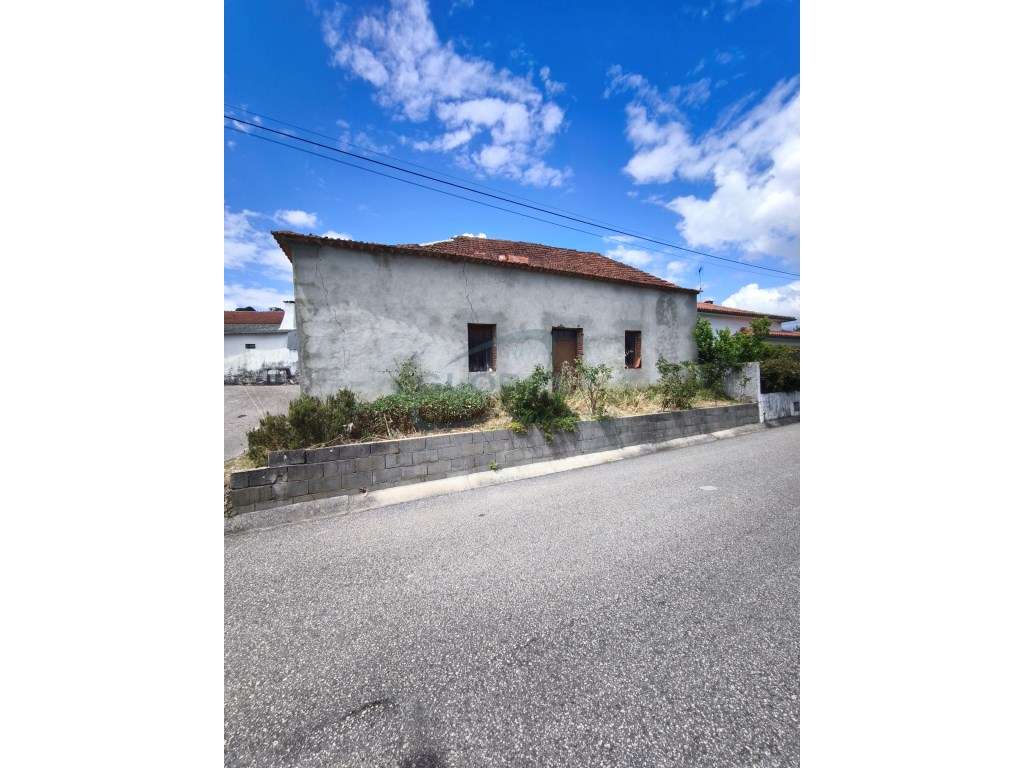 Imóvel a servir de barracão em aldeia junto a Torres Novas - Grande imagem: 2/9