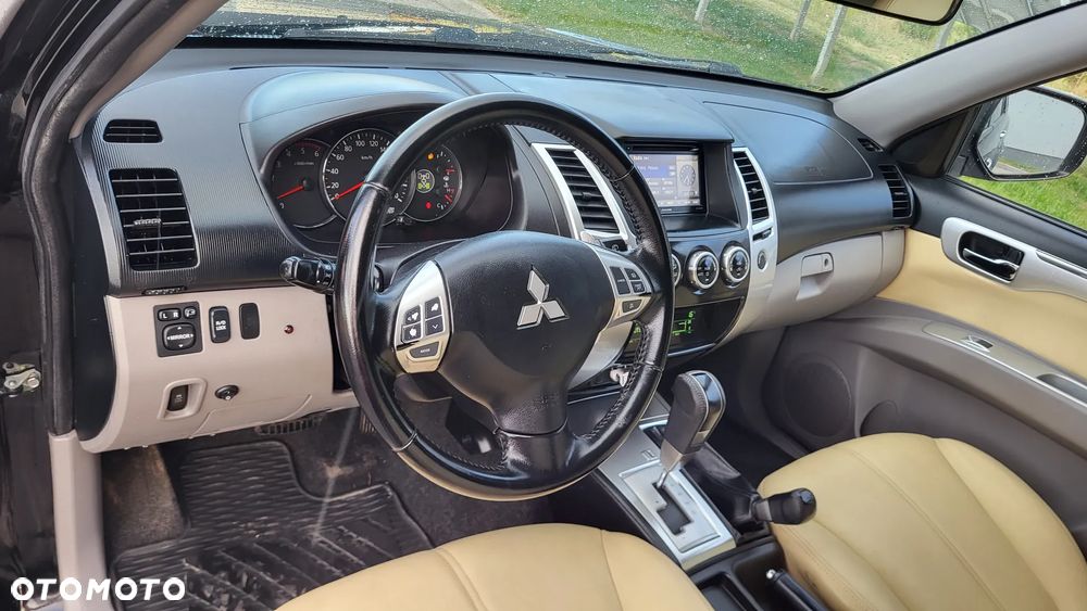 Mitsubishi Pajero Sport 2.5 DID Intense + - 23