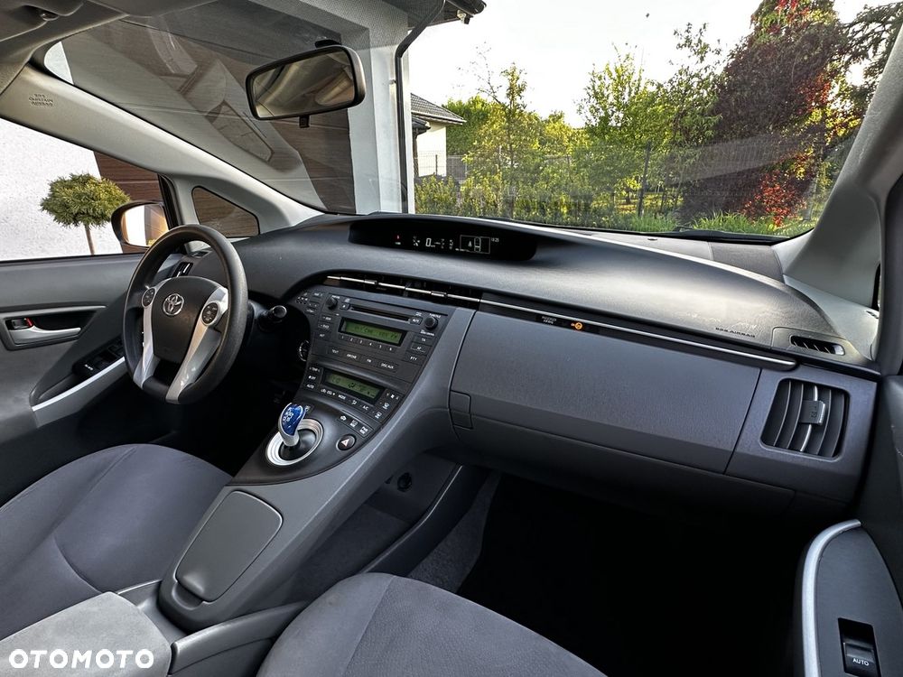 Toyota Prius (Hybrid) - 26