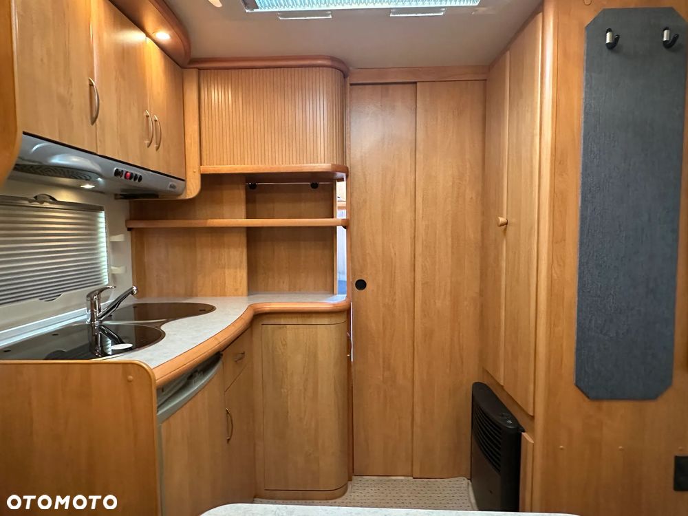 Hobby 460 UFE z markizą pompowaną i bagażnikiem rowerowym. - 16