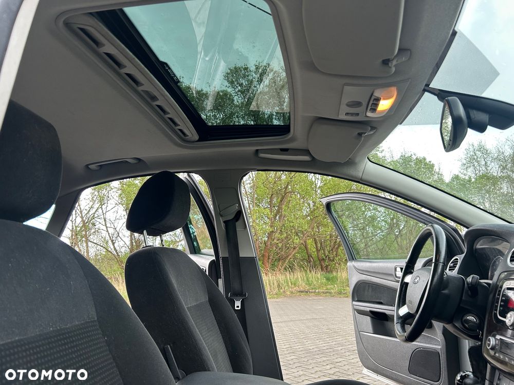 Ford Focus Ghia - 27
