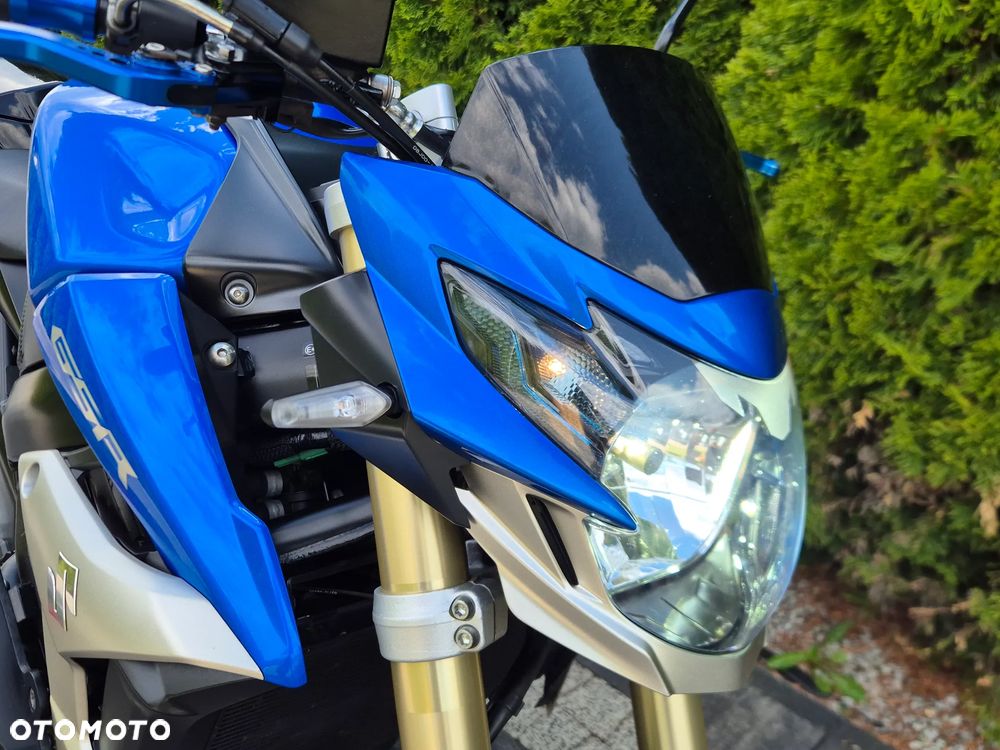 Suzuki GSR - 21