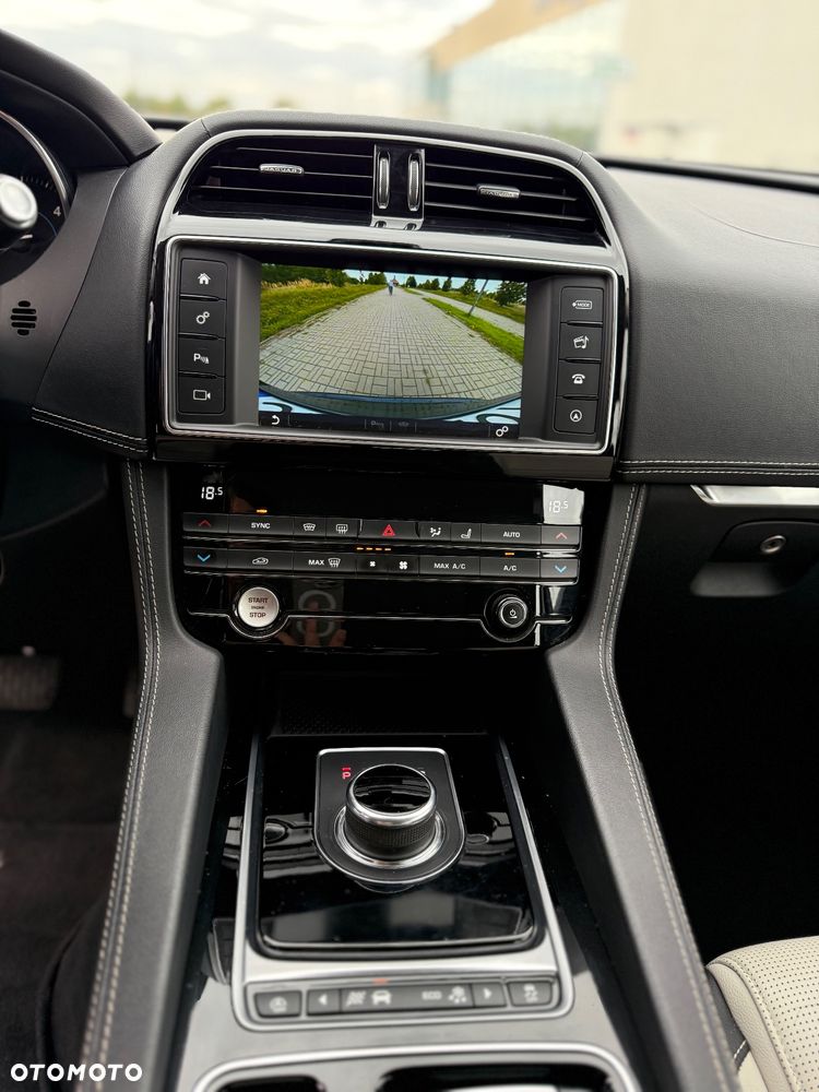 Jaguar F-Pace 2.0 i4D AWD R-Sport - 11