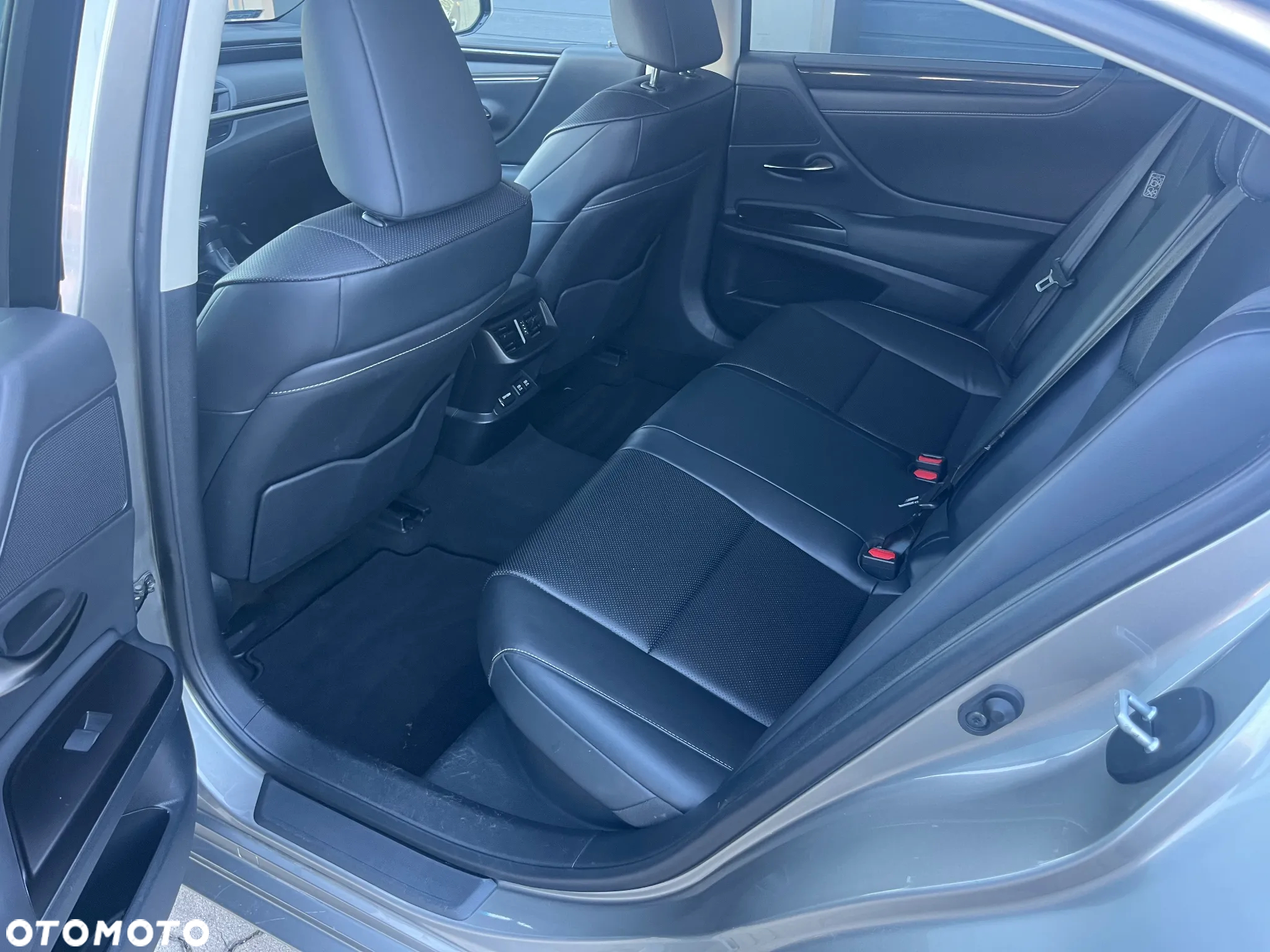 Lexus ES 300h Business Edition - 5