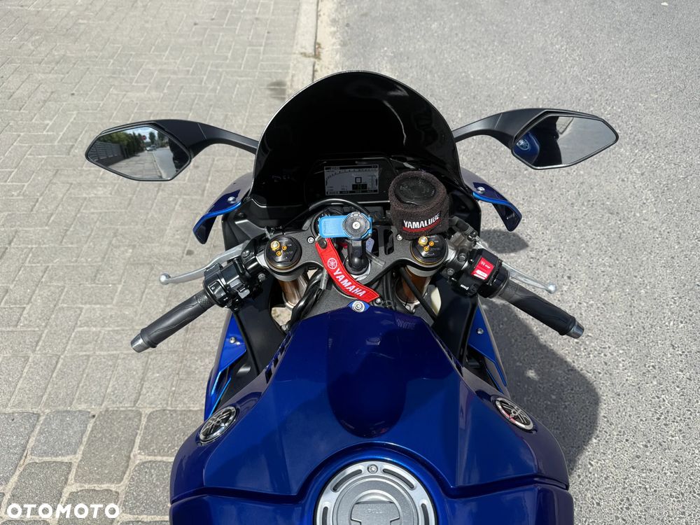 Yamaha R1 - 9