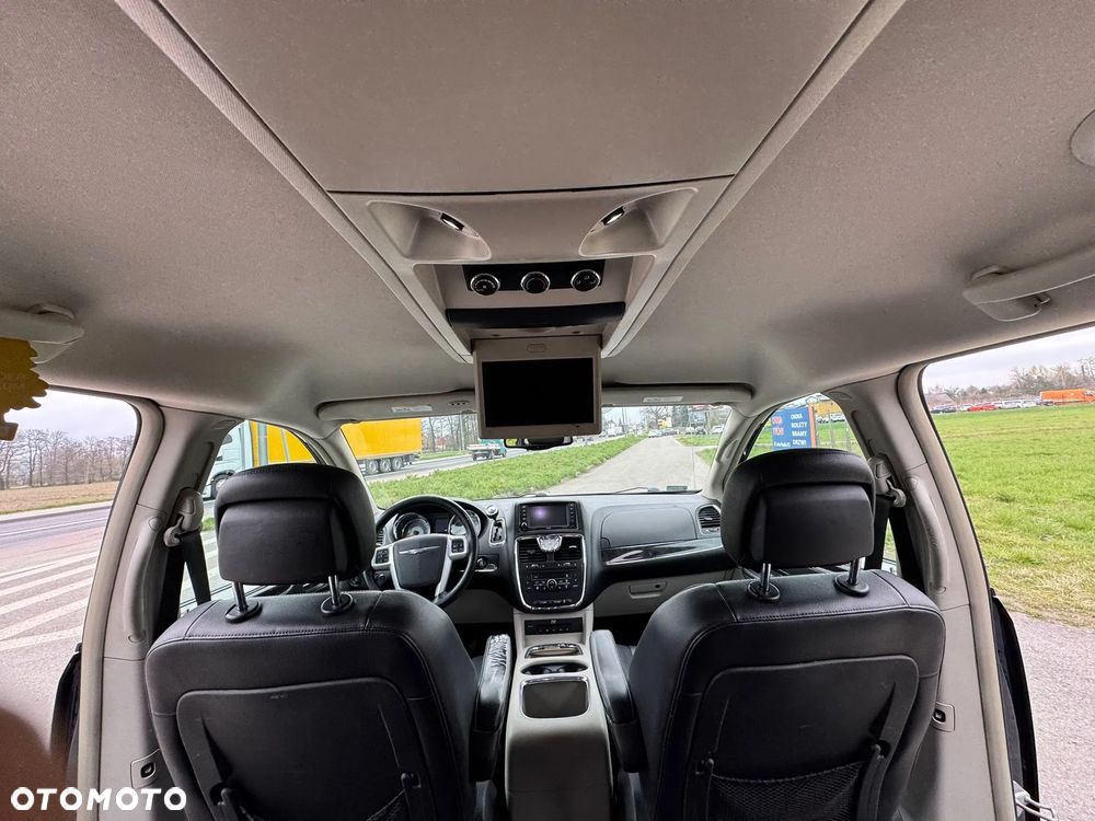 Chrysler Town & Country - 13