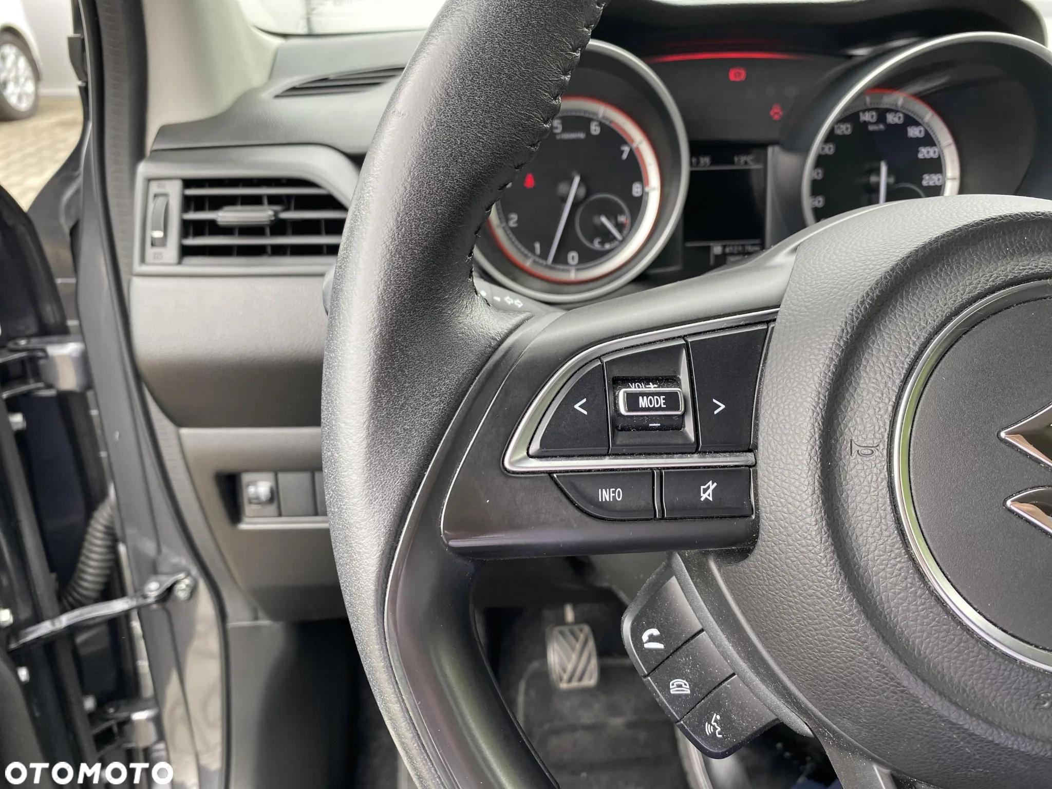 Suzuki Swift 1.2 SHVS Premium Plus - 23