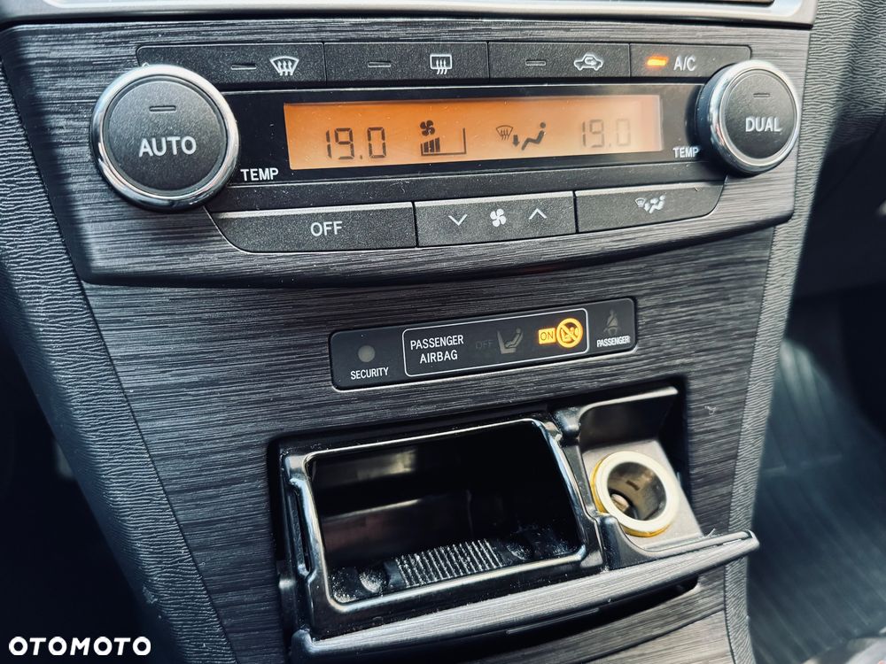 Toyota Avensis 2.0 D-4D Premium - 25