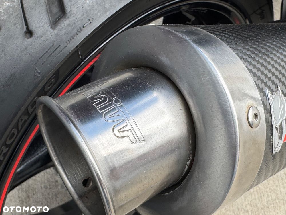 Suzuki GSR - 19