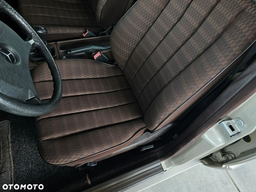 Mercedes-Benz W201 (190) - 23