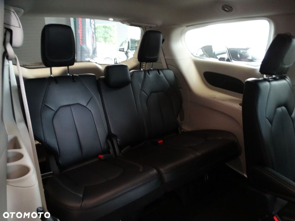 Chrysler Pacifica - 28