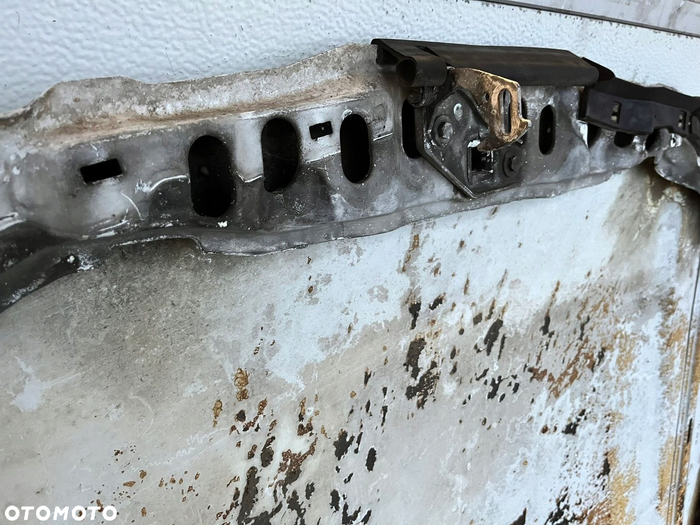 MASKA POKRYWA SILNIKA MERCEDES W124 1985-1989r WĄSKA LISTWA - 9