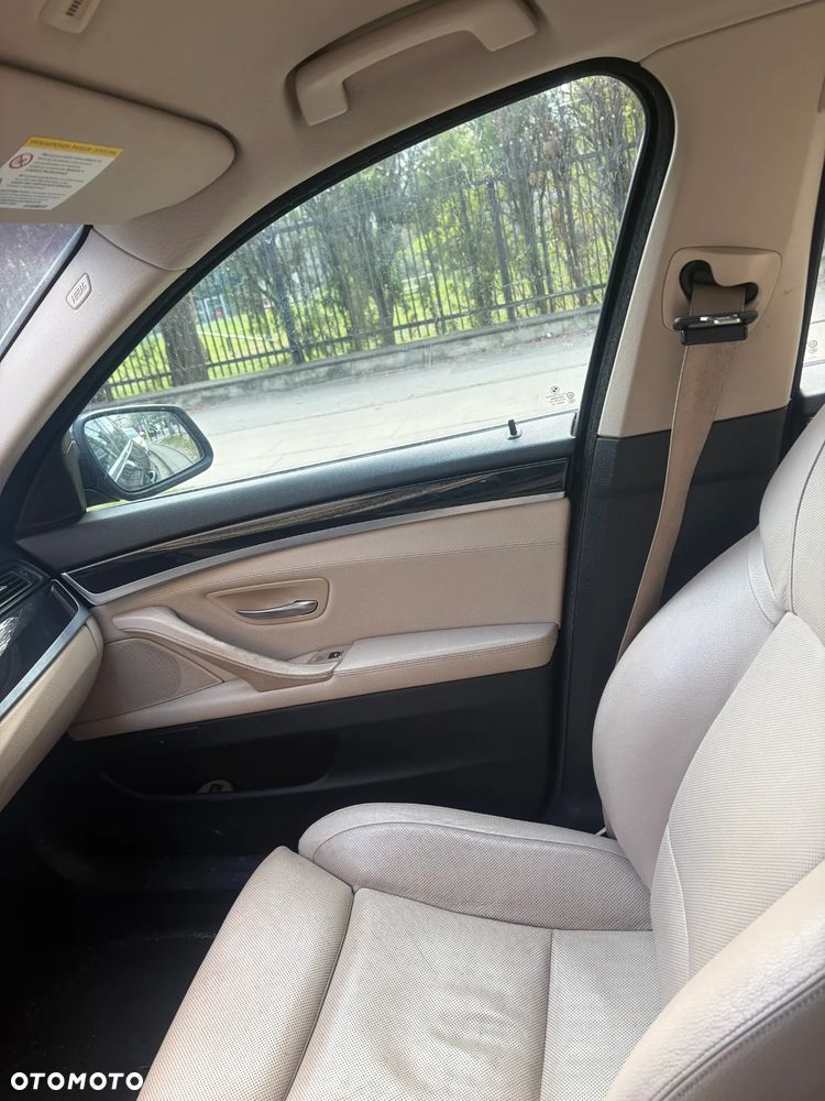 BMW Seria 5 525d xDrive - 17
