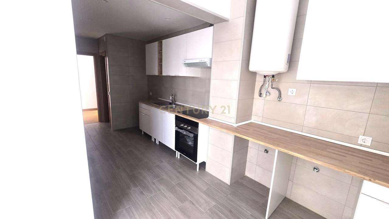 Apartamento T3 Totalmente Remodelado para Arrendamento | Bairro do Lic - Grande imagem: 2/29