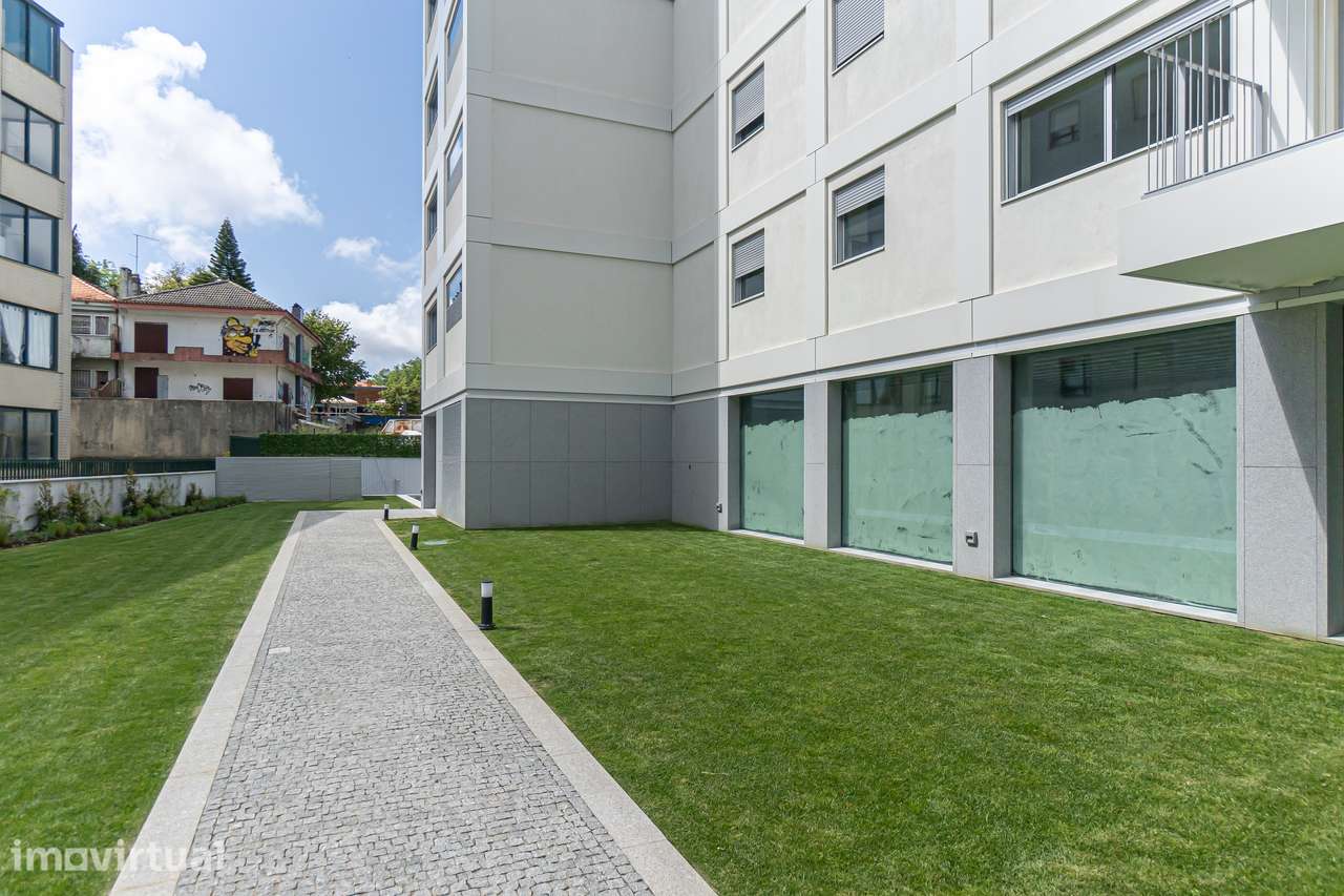 T3 Novo em Condomínio com Jardim, 3 Garagens, Permuta Possível - Grande imagem: 2/25