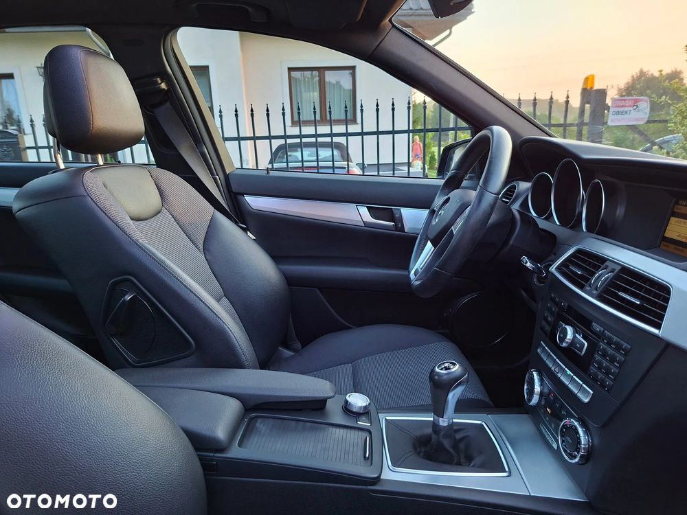 Mercedes-Benz Klasa C 200 CGI BlueEff Avantgarde - 25