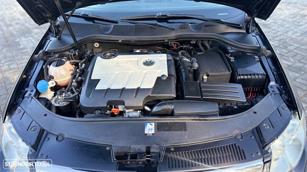 VW Passat Variant 2.0 TDI DPF DSG Sportline - 24