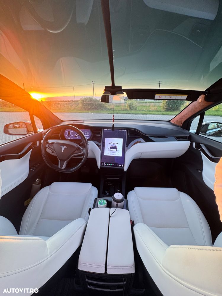 Tesla Model X - 18