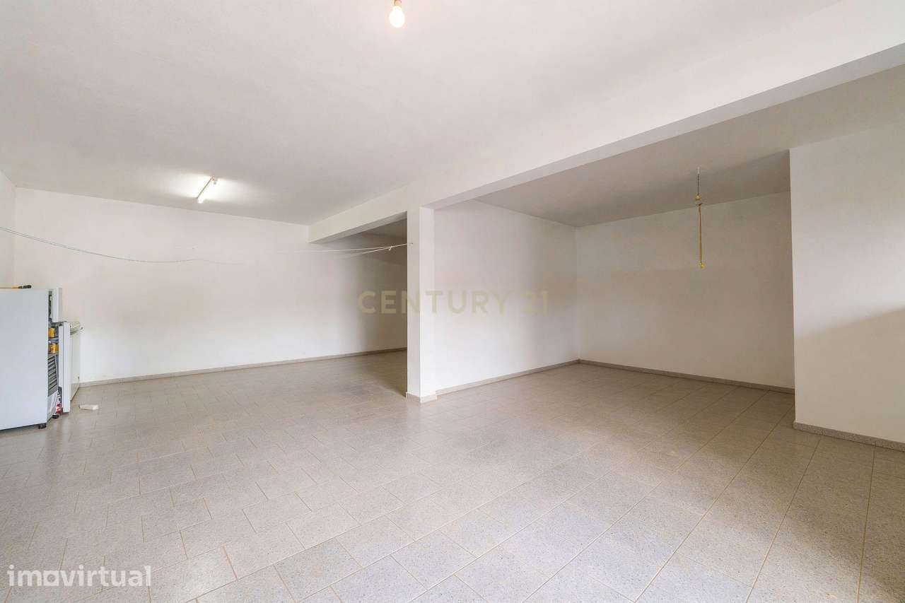 Moradia T4 com garagem e quintal no centro de São Bartolomeu de Messin - Grande imagem: 4/29