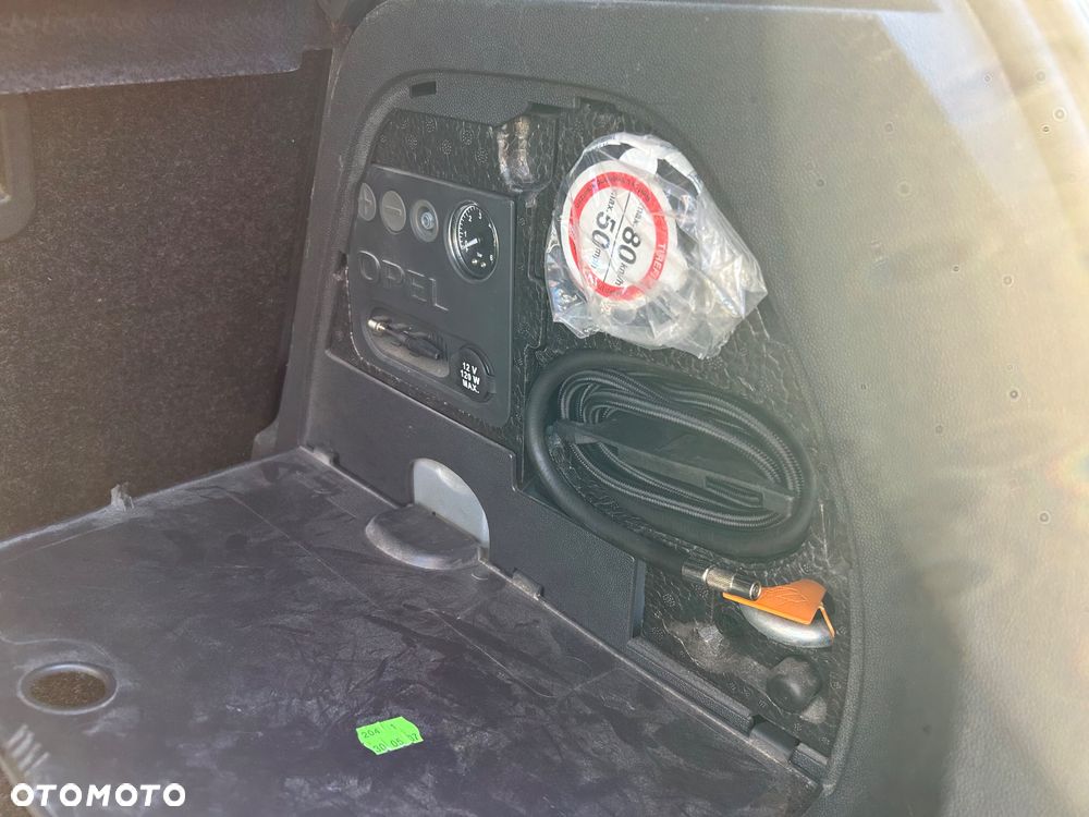 Opel Corsa 1.4 16V Enjoy - 26