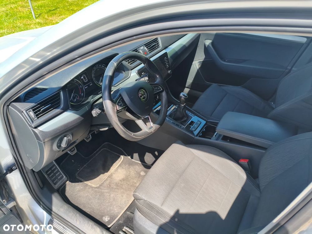 Skoda Superb 2.0 TDI Sportline - 8