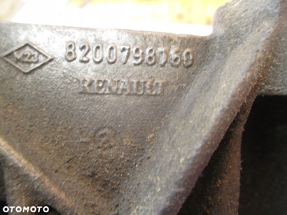 łapa mocowanie 8200798760 trafic vivaro 2.0 dci - 4