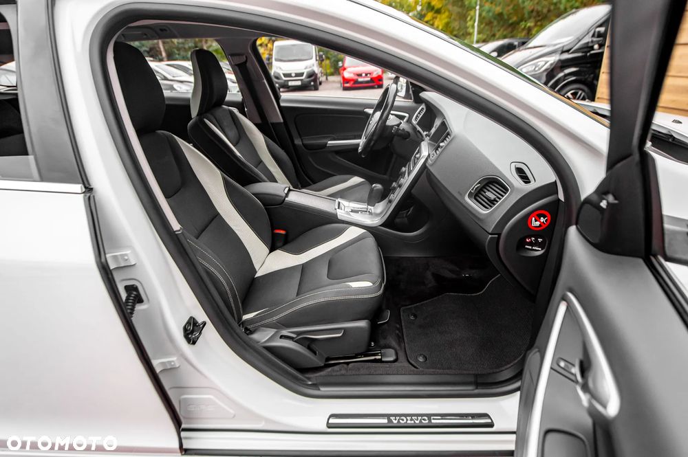 Volvo V60 D5 AWD Geartronic R-Design - 21