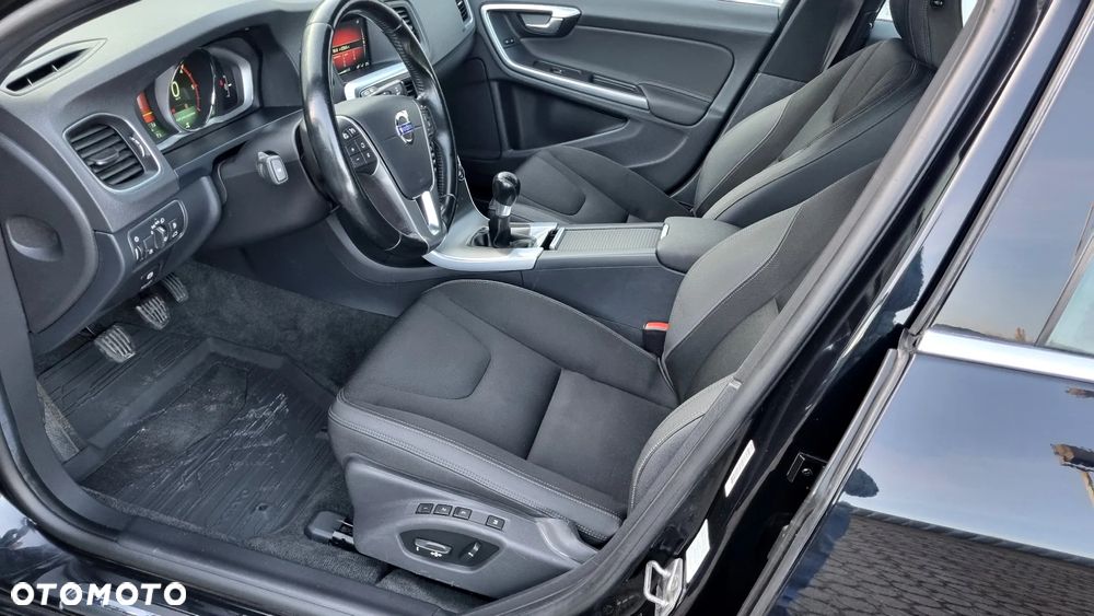 Volvo V60 D4 Momentum - 16