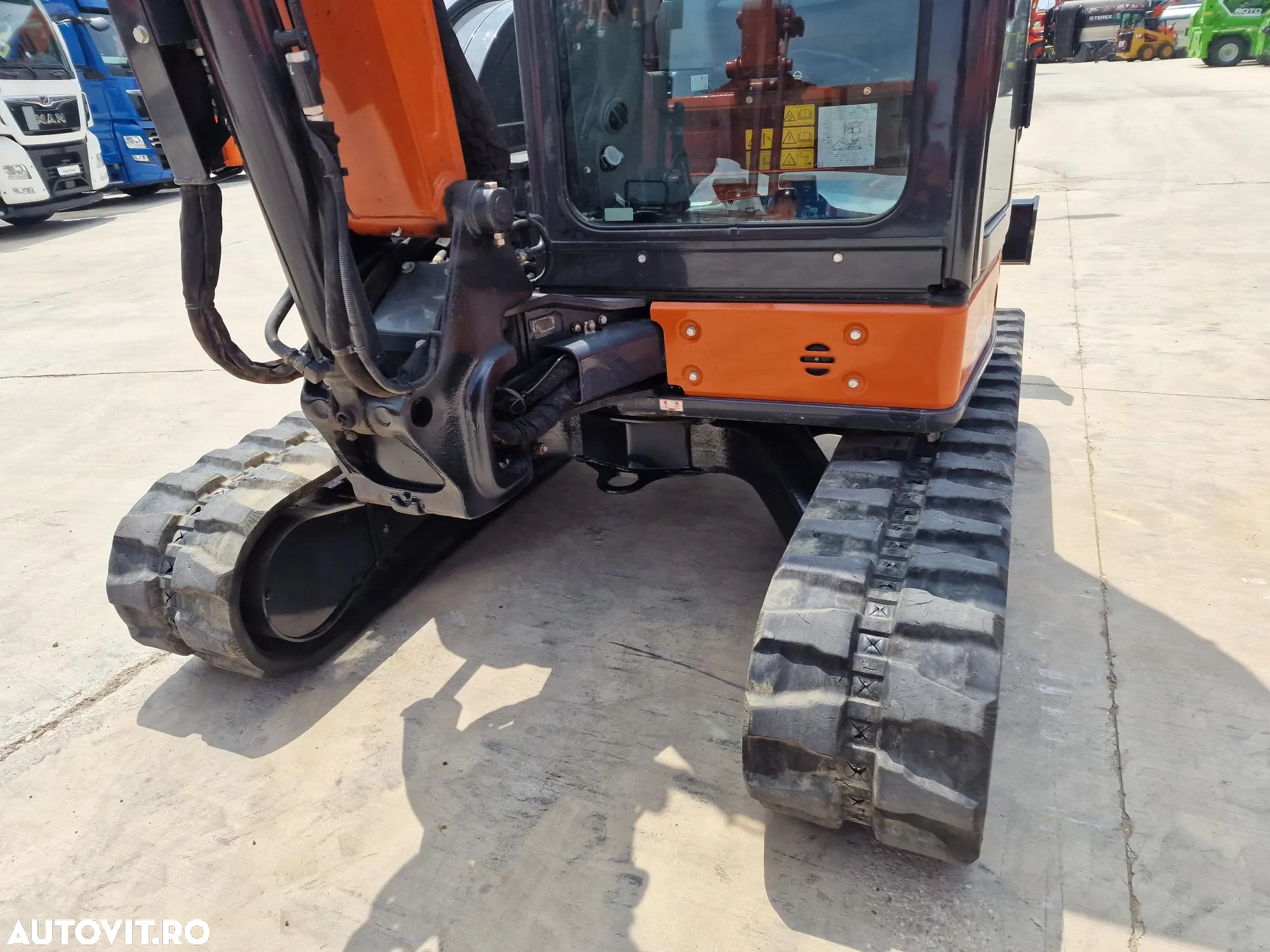 Hitachi ZX55, 5,5 tone, Cupa excavare+cupa taluz, inst picon, AC, Senile 90% ok, Computer de bord in limba romana, CA NOU, posibilitate leasing 4 ani-PROMOTIE 57900 EUR+Tva - 24