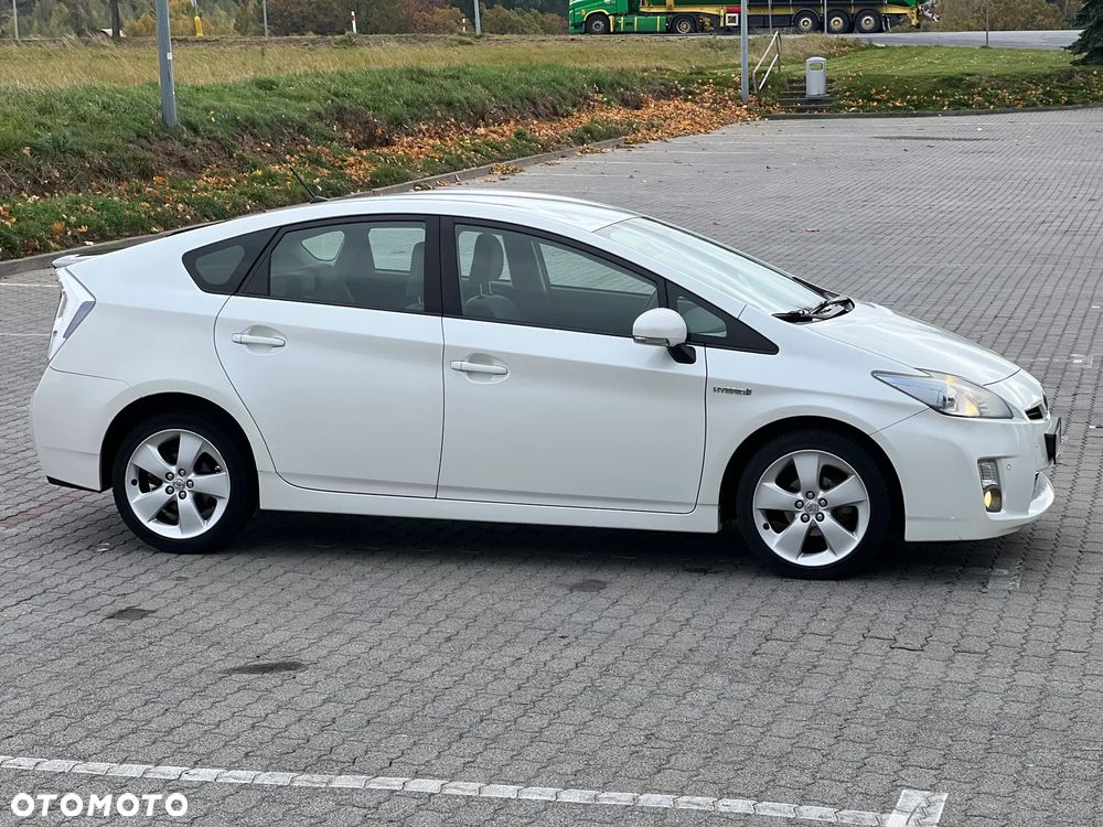 Toyota Prius (Hybrid) Executive - 9