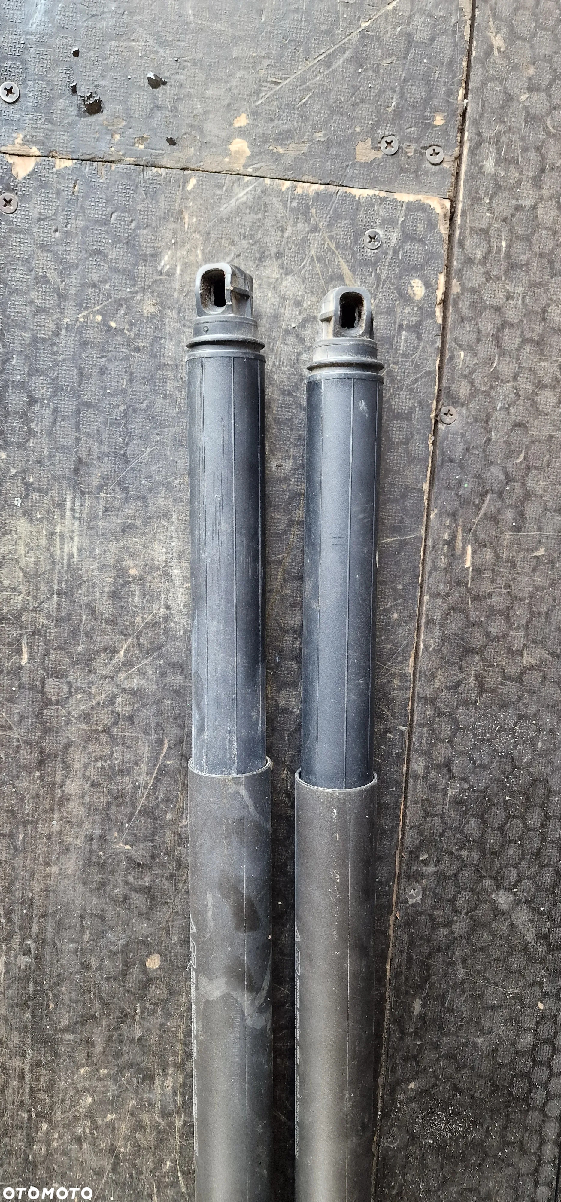 SIŁOWNIK ELEKTRYCZNY KLAPY BAGAŻNIKA PRAWY LEWY 657827852C 657827851C SKODA Scala - 2
