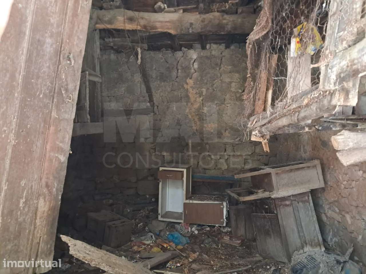 Ruína de 2 Pisos e Logradouro - Tipologia T2 - Aldeia de Joanes, Fu... - Grande imagem: 4/6
