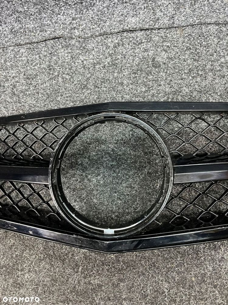 mercedes w204 atrapa chłodnicy grill zamiennik uszkodzony - 4