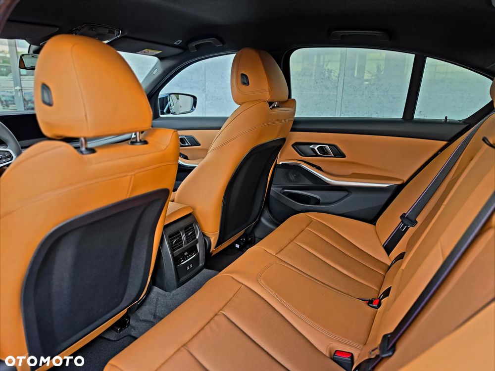 BMW Seria 3 320i xDrive M Sport sport - 32