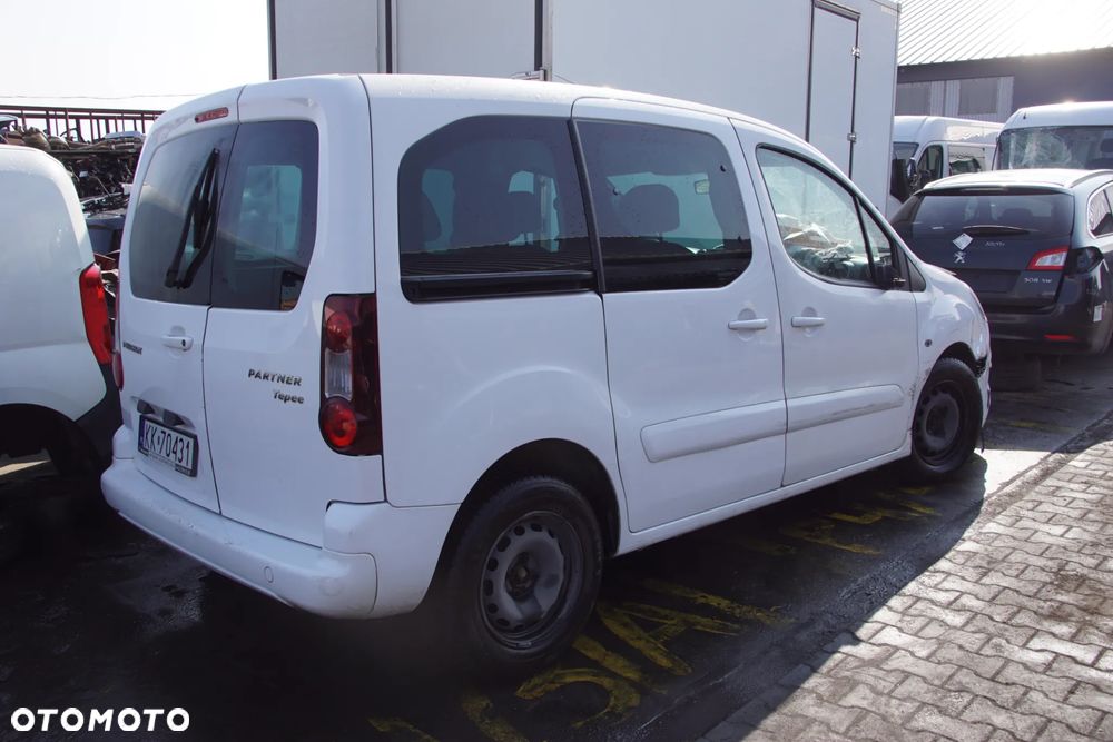 Auto na części - Peugeot Partner II Tepee Lift 1.6 HDI 99 KM BH02 20ET23 EWP 2016R Silnik Skrzynia Drzwi Błotnik Zderzak Lampa Lusterko Szyba Klamka Deska Kokpit Sterownik Moduł Czujnik Licznik Panel Kierownica - 4
