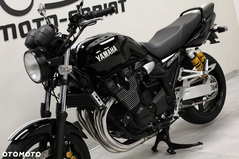 Yamaha XJR - 10