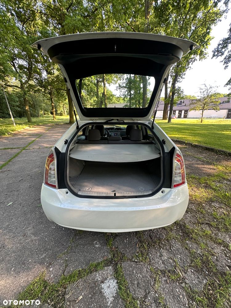 Toyota Prius (Hybrid) - 10