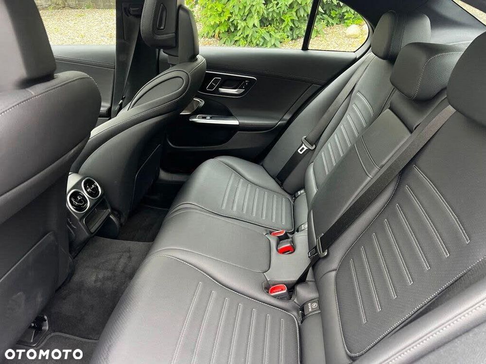 Mercedes-Benz Klasa C 300 4Matic 9G-TRONIC AMG Line - 12