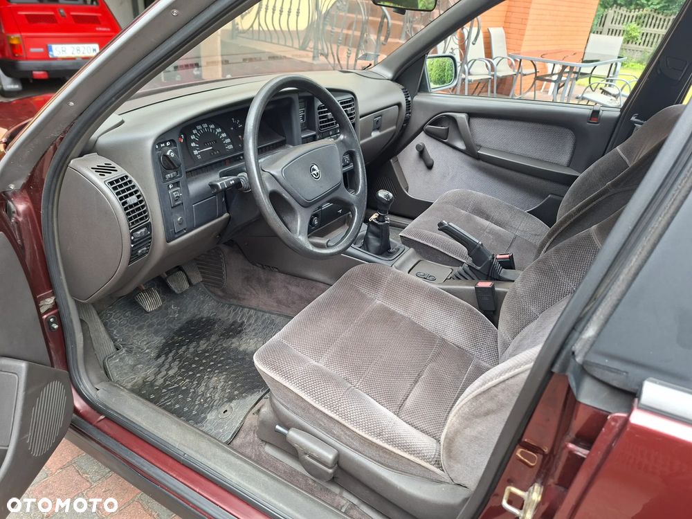 Opel Omega 2.4i GL - 35